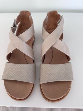 Dr. Scholl's Women's Neutral Taupe Cross-Strap Sandals